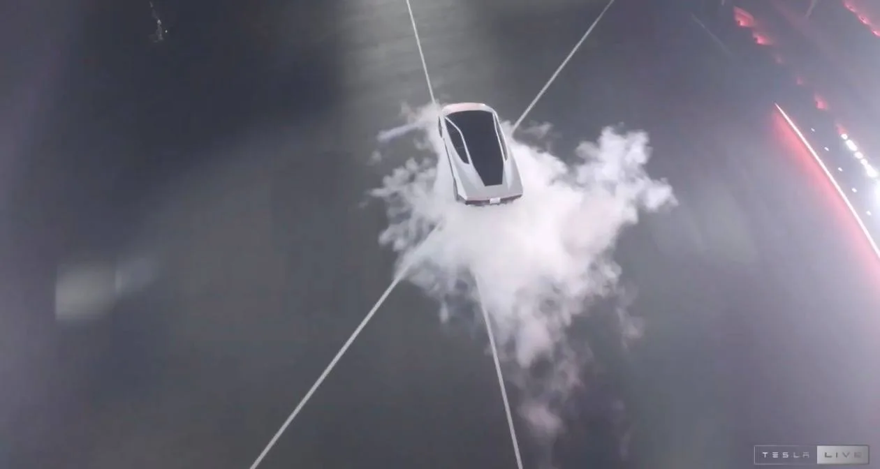 Illustration : Tesla Roadster : le show époustouflant d'une voiture qui décolle